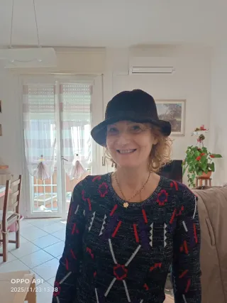 Cappellino marrone in velluto lavorato a maglia