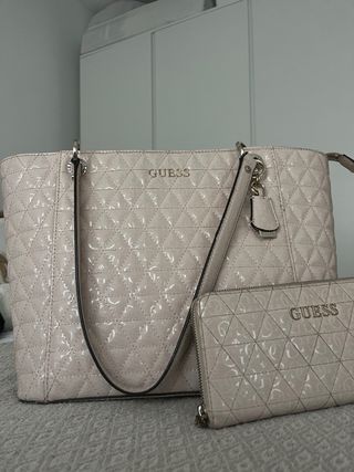 Bolso y cartera Guess beige acolchados rosa pastel