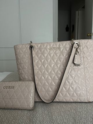 Bolso y cartera Guess beige acolchados rosa pastel
