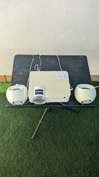 Proyector 1080p + altavoces + base+ lona + regleta