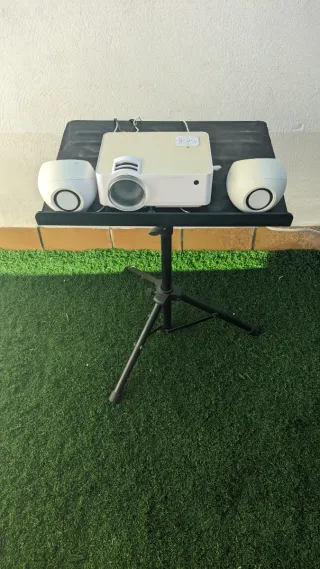 Proyector 1080p + altavoces + base+ lona + regleta