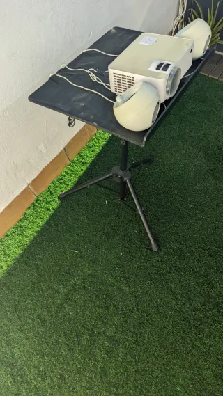 Proyector 1080p + altavoces + base+ lona + regleta