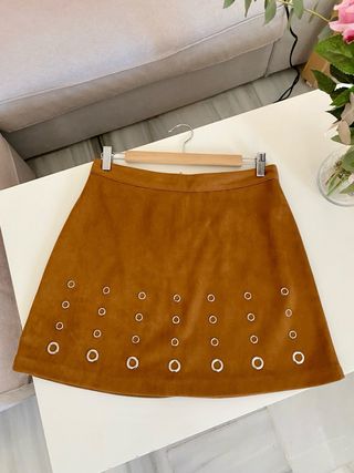 Falda polipiel marrón con tachuelas plateadas