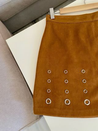 Falda polipiel marrón con tachuelas plateadas
