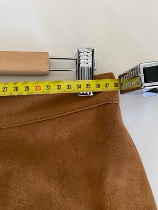 Falda polipiel marrón con tachuelas plateadas