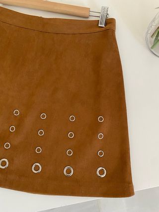 Falda polipiel marrón con tachuelas plateadas