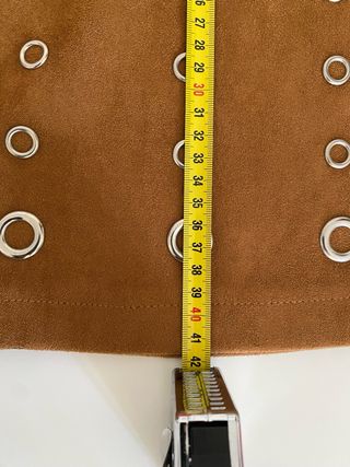 Falda polipiel marrón con tachuelas plateadas