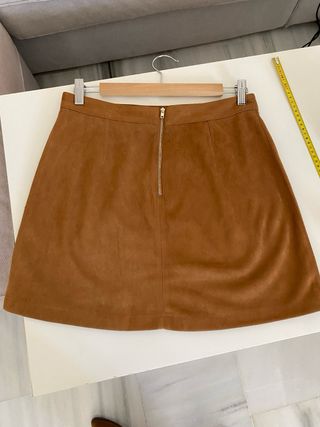 Falda polipiel marrón con tachuelas plateadas