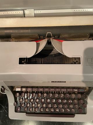 Máquina de escribir Olivetti en perfecto estado