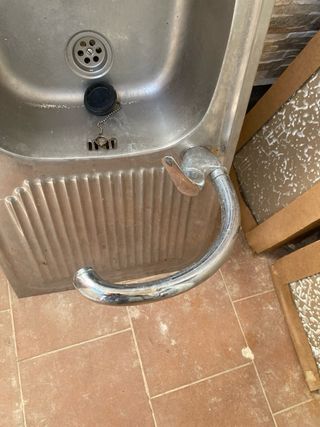 Fregadero de metal plateado con grifo