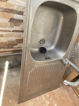 Fregadero de metal plateado con grifo