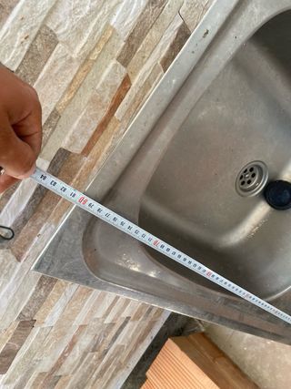 Fregadero de metal plateado con grifo