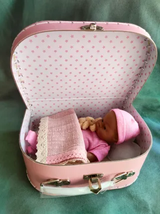 Muñeca Reborn Pequeña en Maletín