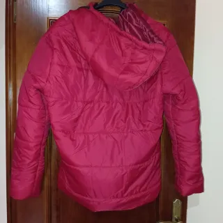 Chaqueta roja acolchada con capucha