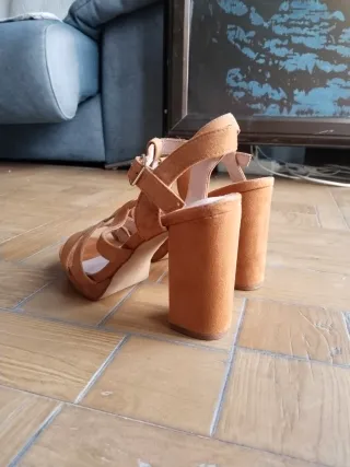 Zapatos de tacón color camel talla 38