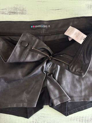 Shorts de cuero sintético negro.