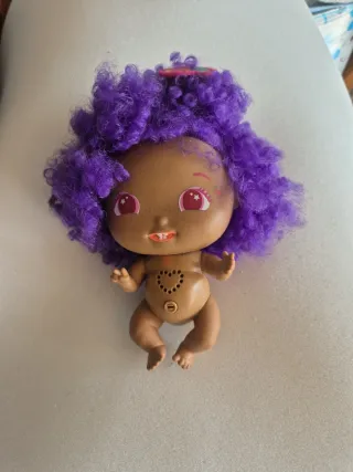 Muñeca bebé pelo morado que habla