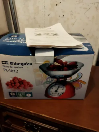 Báscula de cocina roja y otra pequeña
