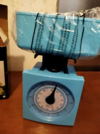 Báscula de cocina roja y otra pequeña