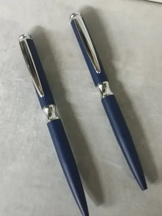 Bolígrafos azul con detalles plateados, 2x3€