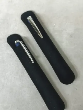 Bolígrafos azul con detalles plateados, 2x3€