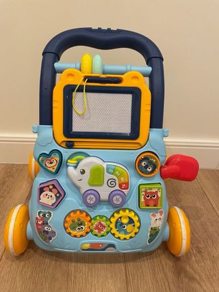 Andador infantil con actividades