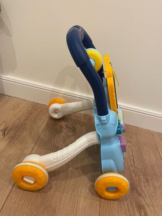 Andador infantil con actividades