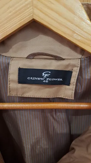 Chaqueta cortavientos beige