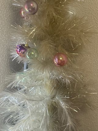 Árbol de Navidad blanco con adornos