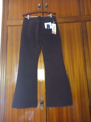 Pantalón vaquero marrón campana