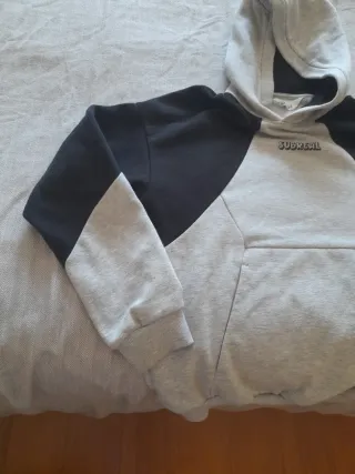 Sudadera gris y negra con capucha,talla 10 a 12 añ