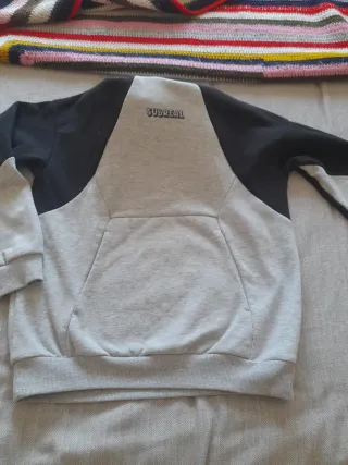 Sudadera gris y negra con capucha,talla 10 a 12 añ
