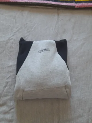 Sudadera gris y negra con capucha,talla 10 a 12 añ