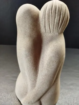 Escultura pareja piedra beige/gris