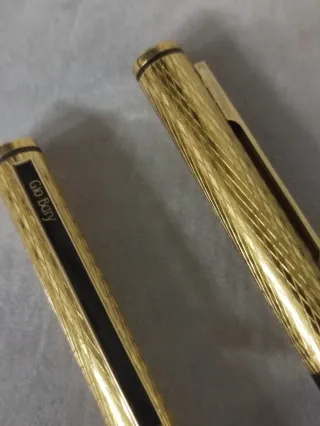 Bolígrafos dorados y negro. Dos por 5€