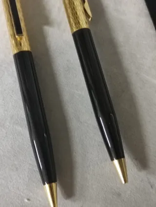 Bolígrafos dorados y negro. Dos por 5€