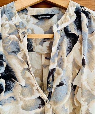 Blusa Kaleidoscope floral beige y gris