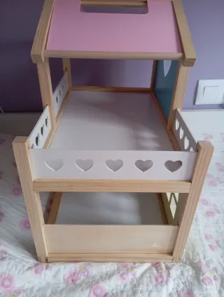 Casa de muñecas de madera con accesorios