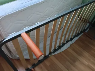 2 camas de 90 con 2 cabeceros de de madera clara