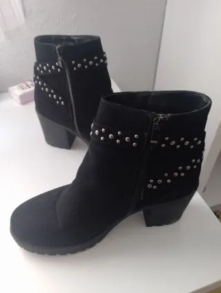 Botines negros mujer con tachuelas de marca inside