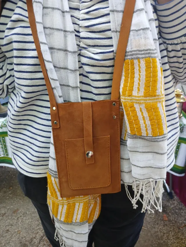 Bolso de móvil de piel marrón