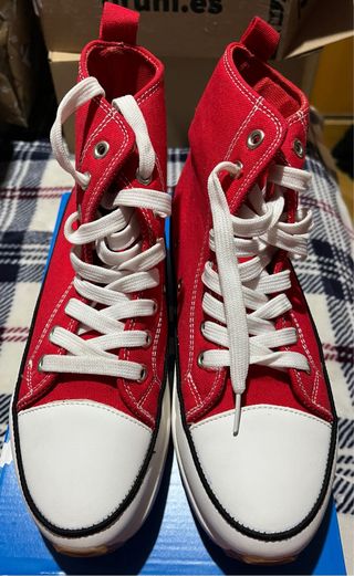 Zapatillas estilo Converse de lona rojas