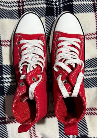 Zapatillas estilo Converse de lona rojas