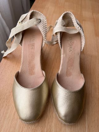 Alpargatas doradas Zendra