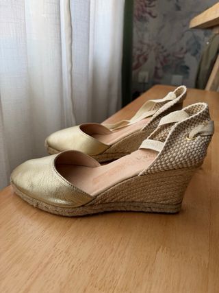 Alpargatas doradas Zendra