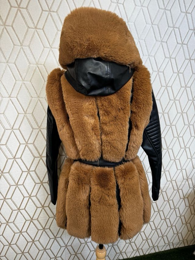 Abrigo piel y pelo con capucha