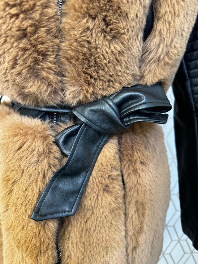 Abrigo piel y pelo con capucha