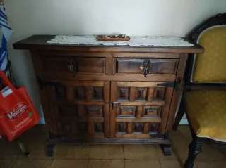 2 Sillas Vintage Talladas y aparador rustico