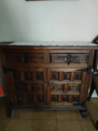 2 Sillas Vintage Talladas y aparador rustico