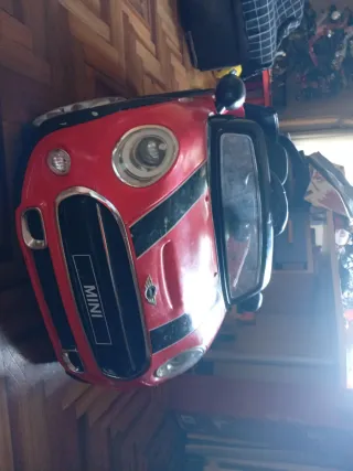 Coche de juguete rojo